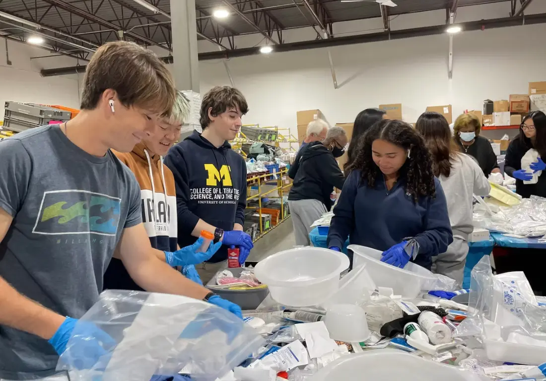 Young people in the US rescue medical supplies for clinics that need them