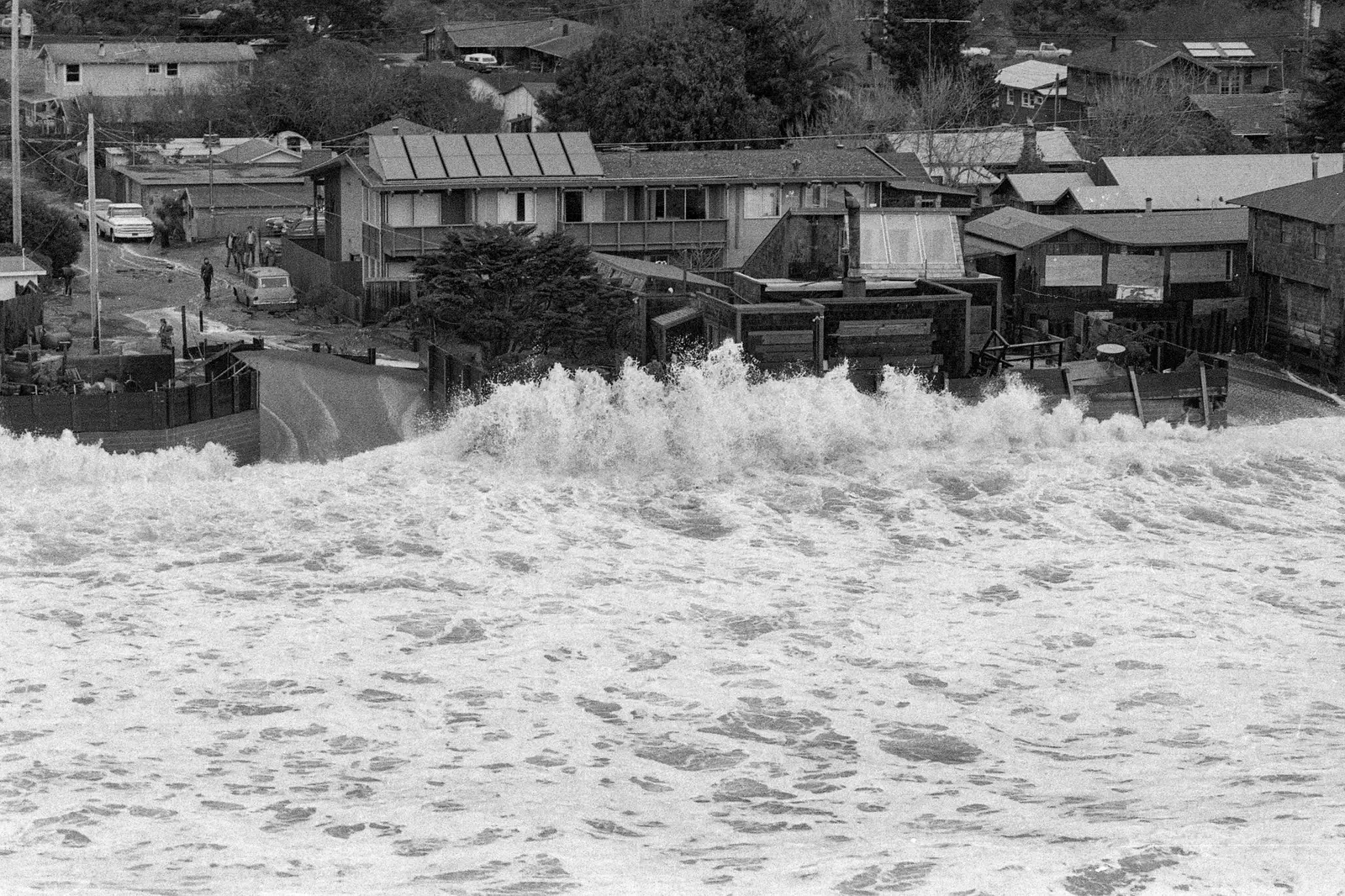 California: extreme tides threaten holiday travel